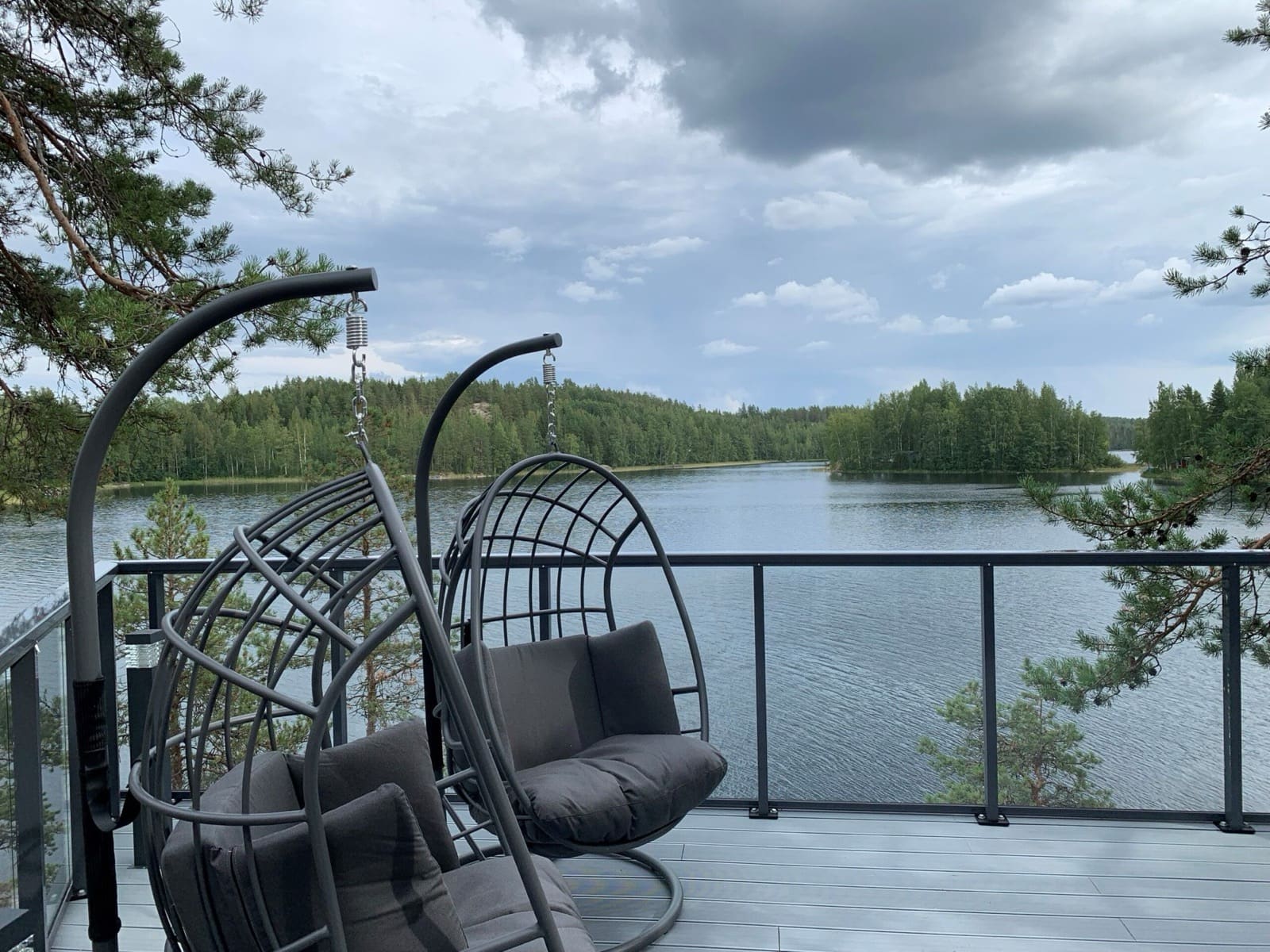 Lasikaide järvimaiseman äärellä