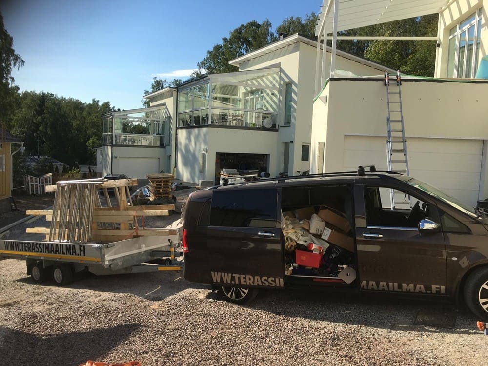Terassimaailman työauto ja peräkärry kohteessa
