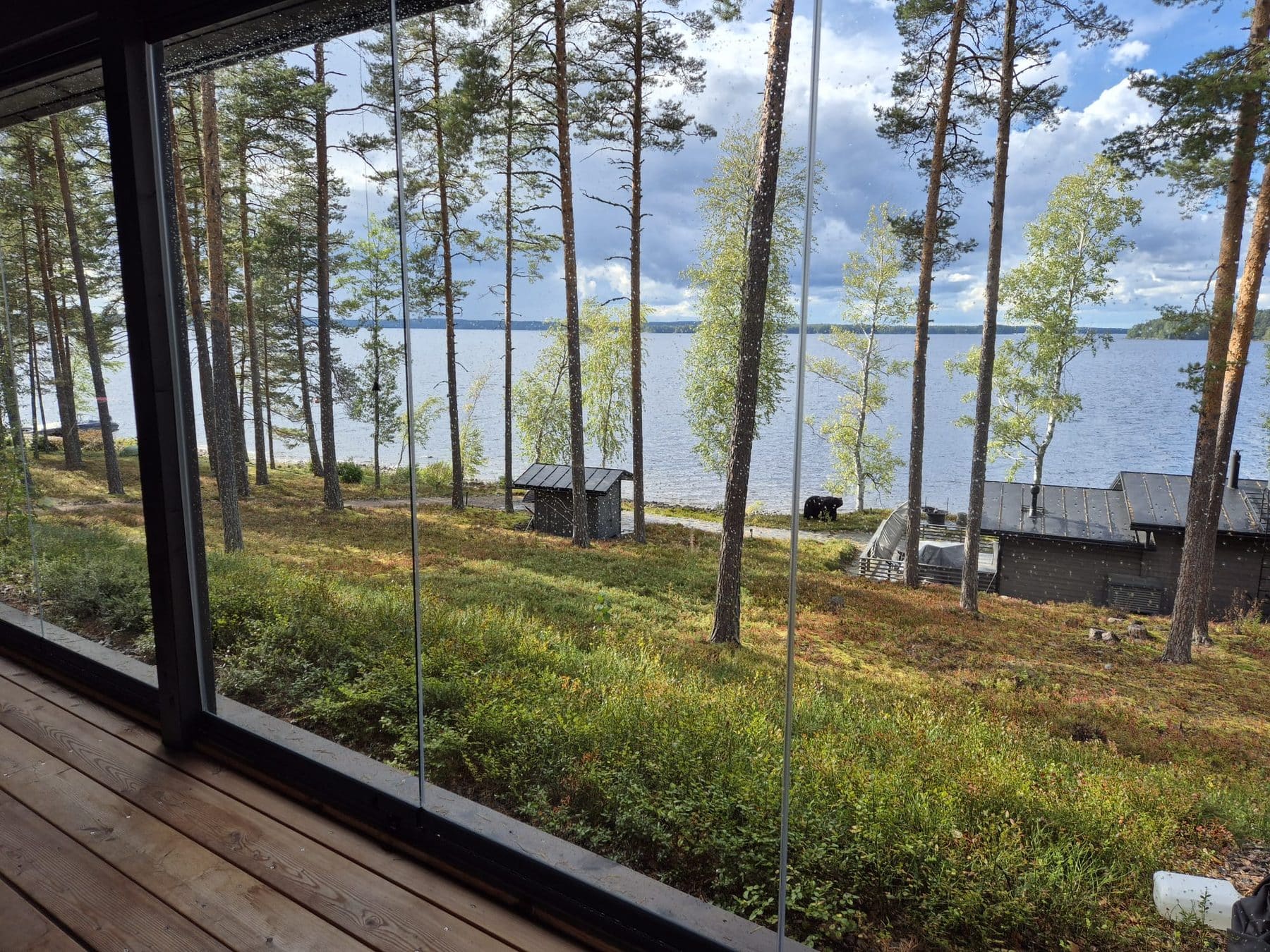 Näkymä pystypuitteettoman lasituksen läpi järvelle