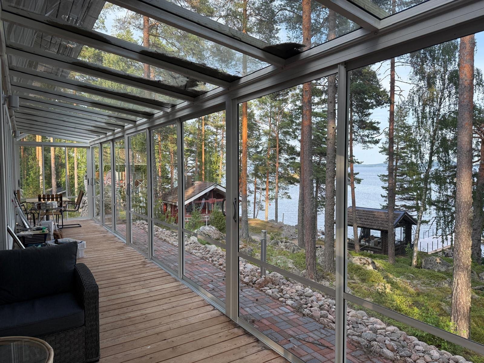 Lasitettu terassi järven rannalla