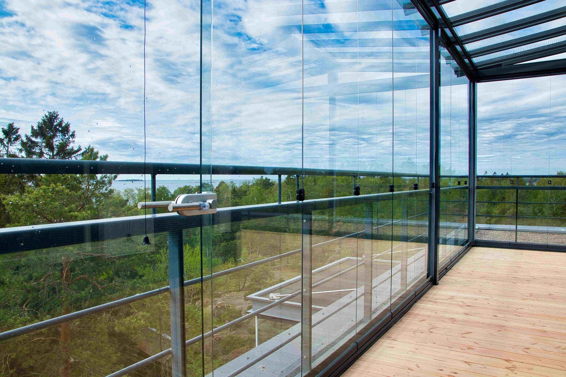 Lasikattoinen kattoterassi merinäköalalla