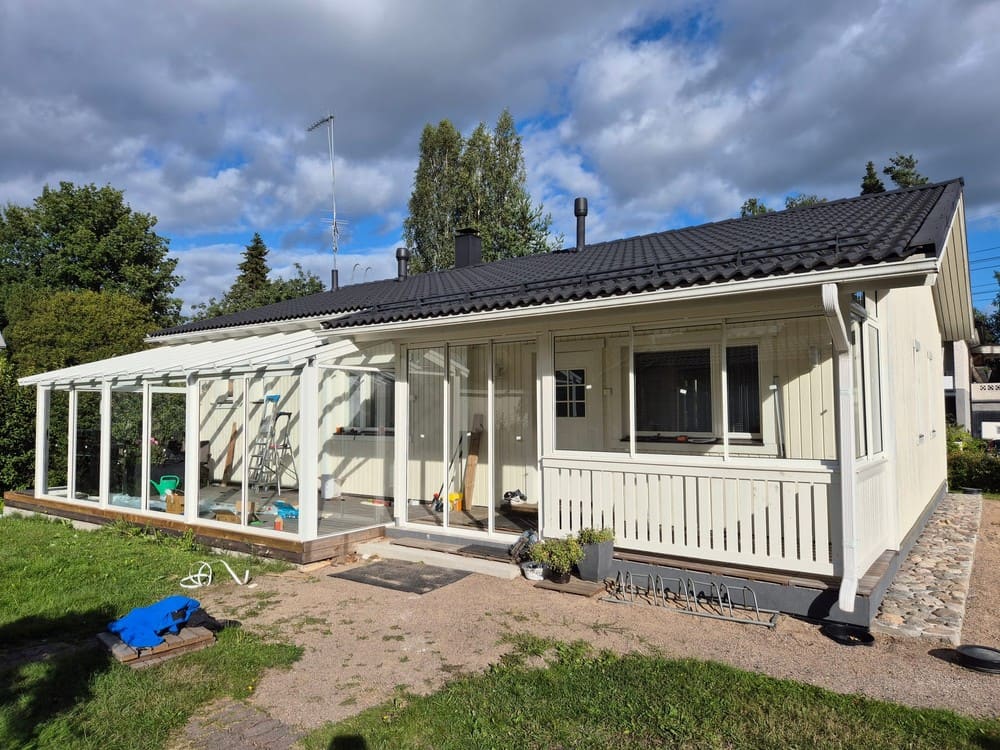 Lasitettu terassi kesäkohteessa