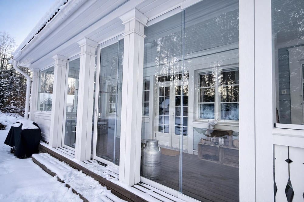 Lasitettu terassi lumisena päivänä