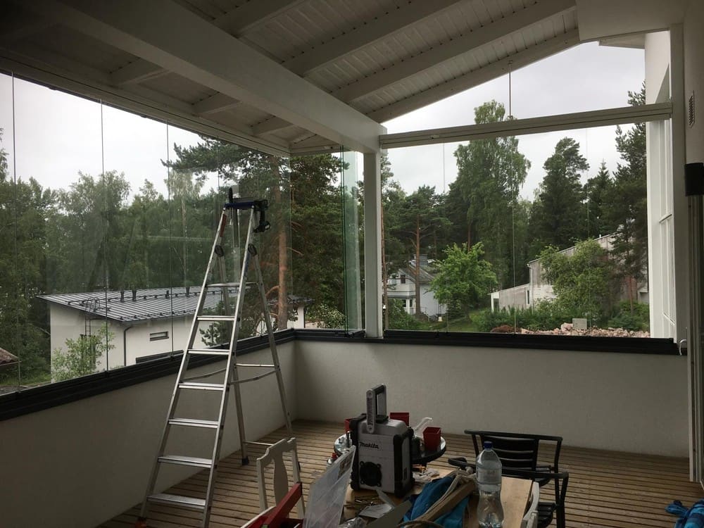 Parvekelasituksen asennusvaihe