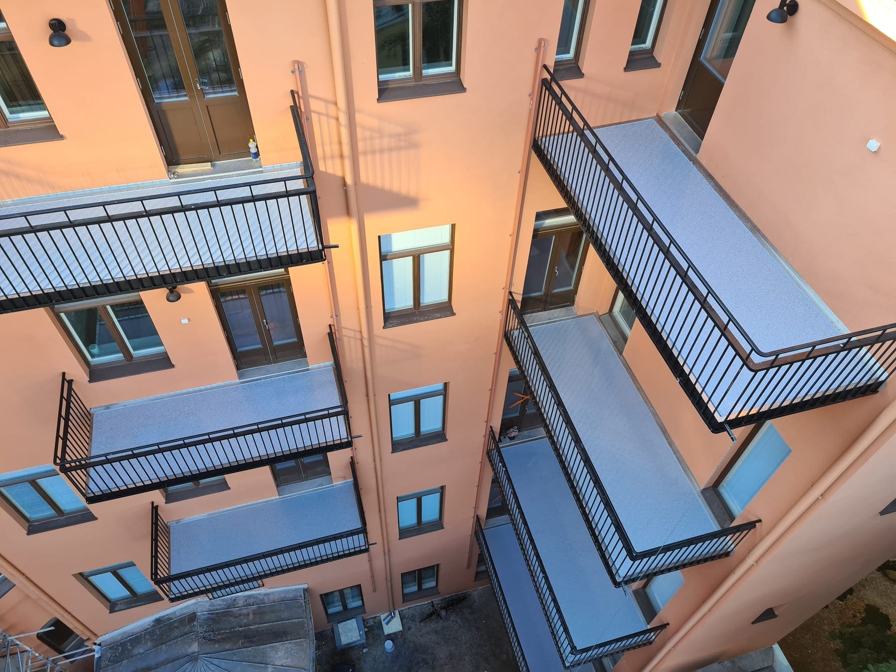 Kerrostalon lasitetut parvekelinjat