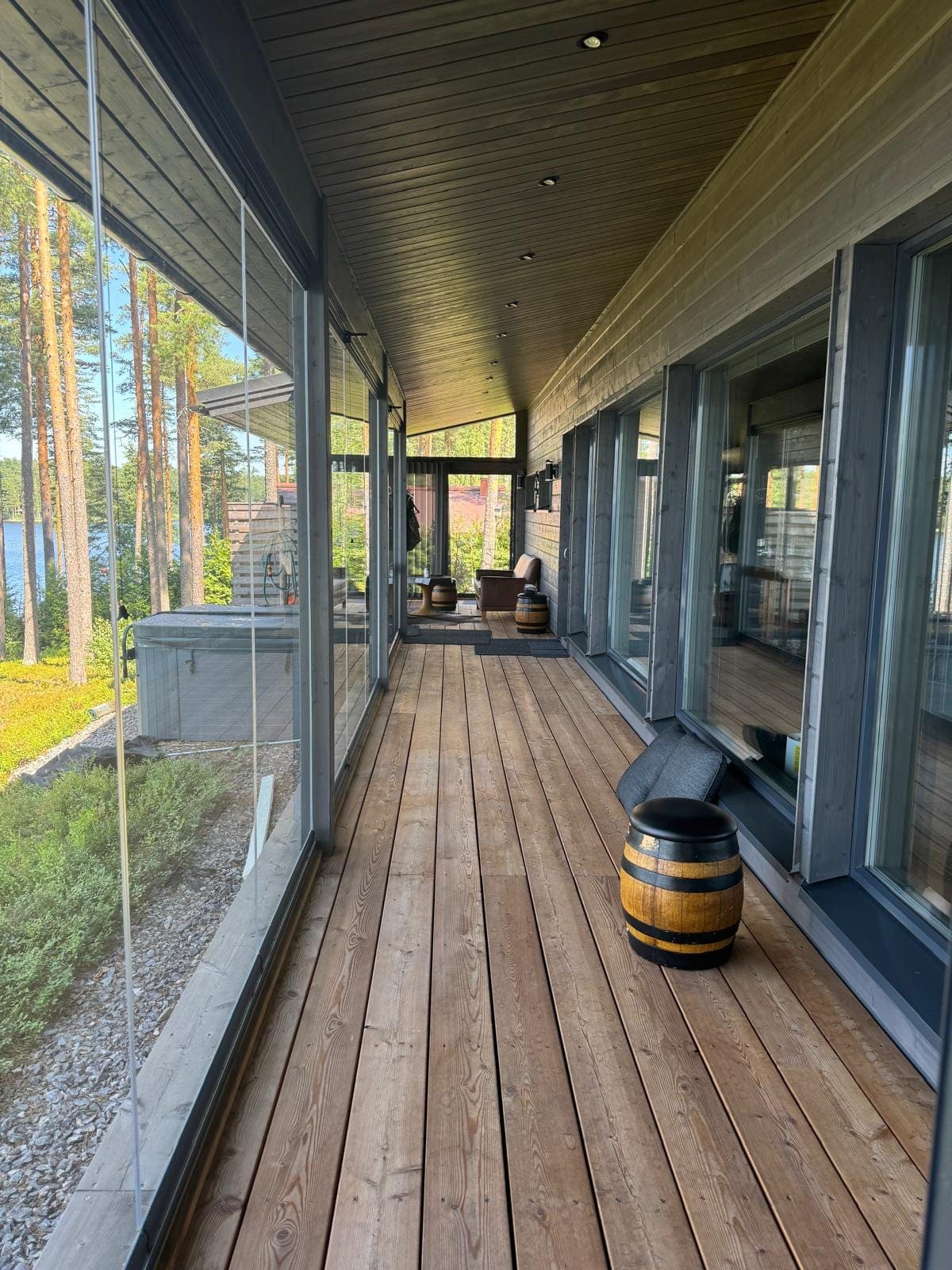 Pitkä lasitettu terassi rantatalossa
