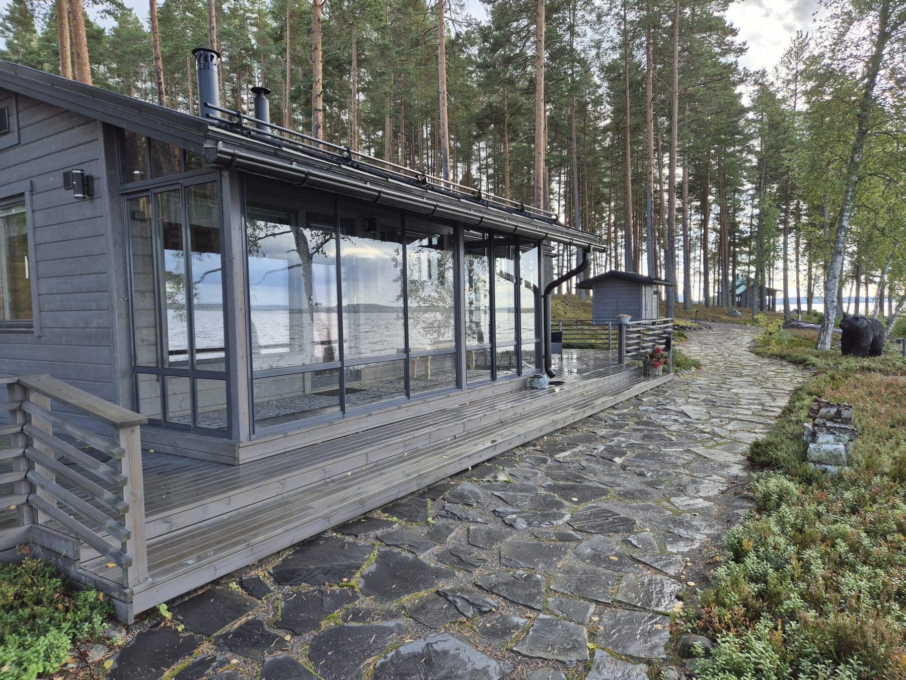 Rantasaunan lasitettu terassi järven rannalla