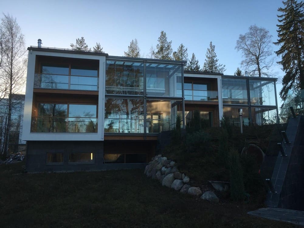 Pystypuitteeton lasitus rivitalon julkisivussa