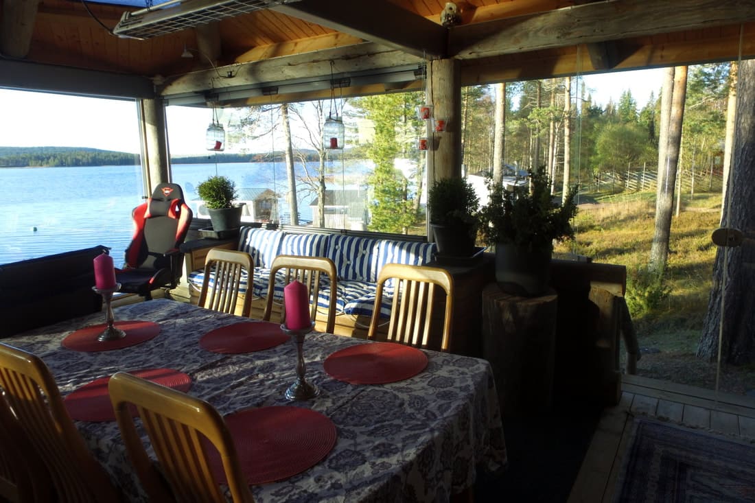 Näkymä liukulasitetulta terassilta järvelle