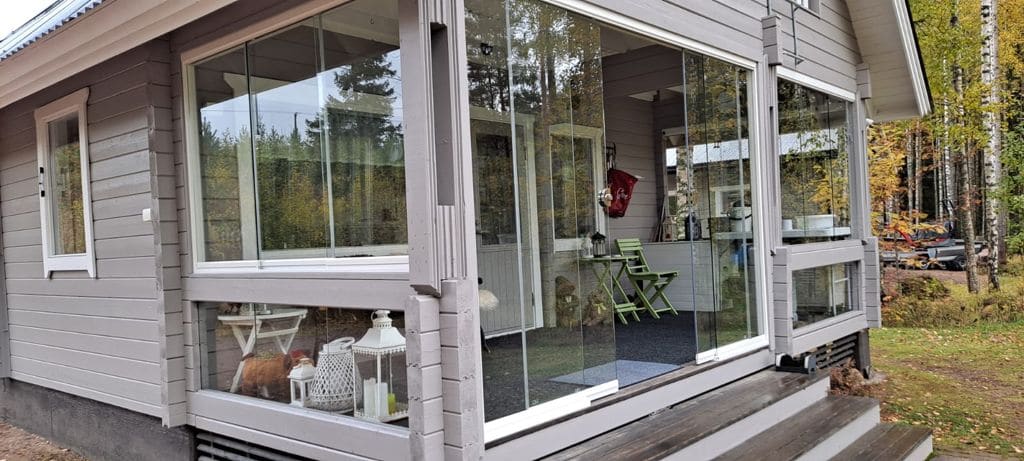 Pystypuitteeton liukulasitus mökin terassilla
