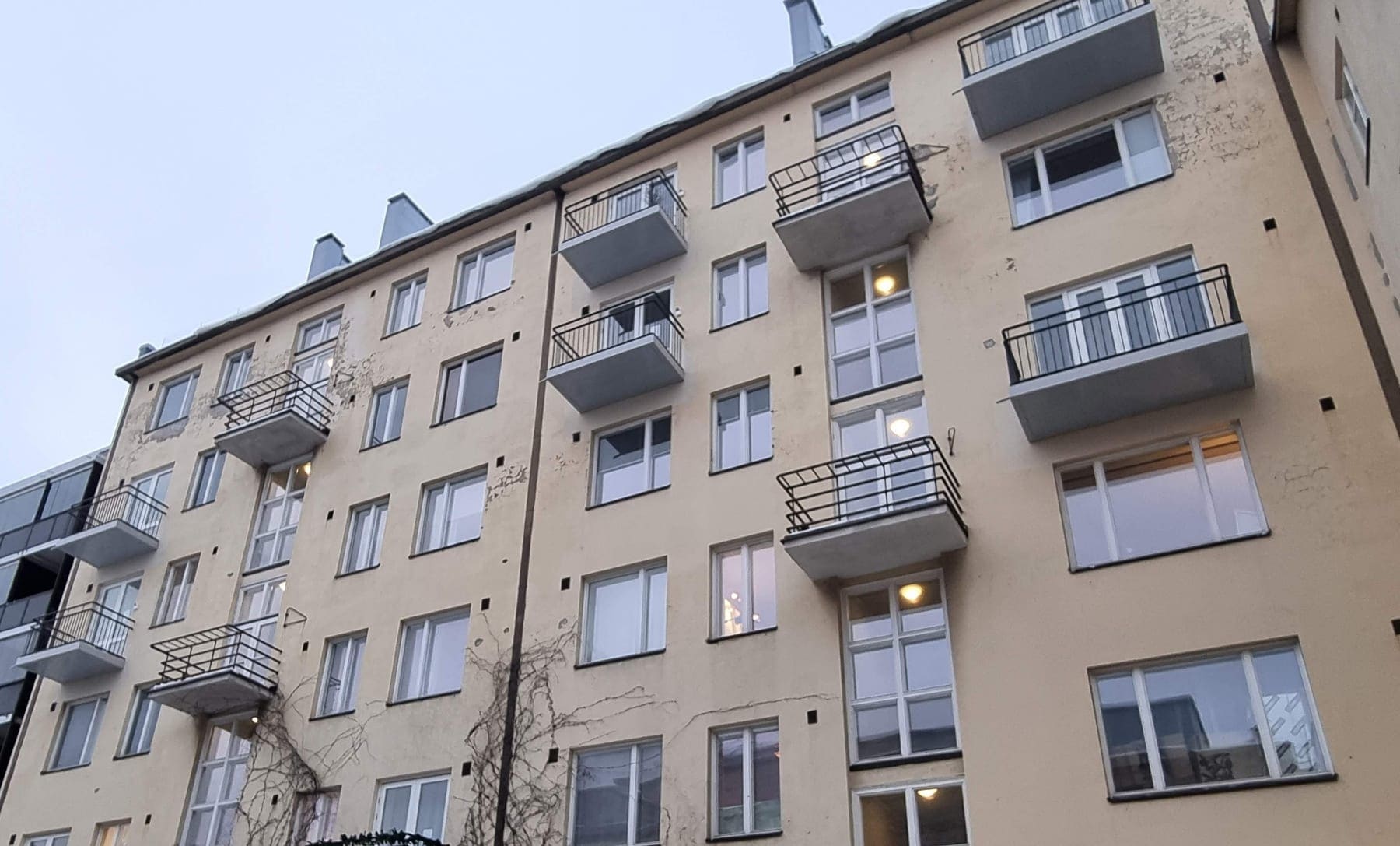 Kerrostalon julkisivu uusine parvekkeineen