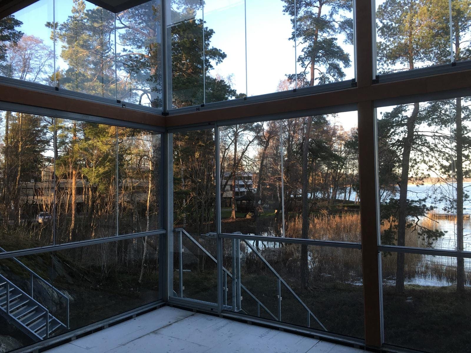 Lasitettu parveke järvimaiseman äärellä