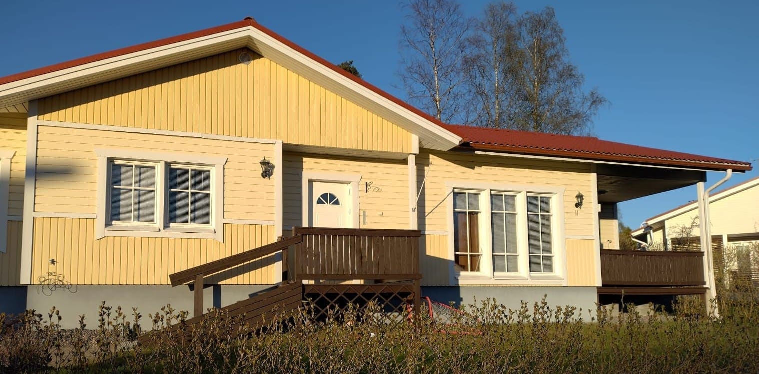 Omakotitalon piha ennen pation rakentamista