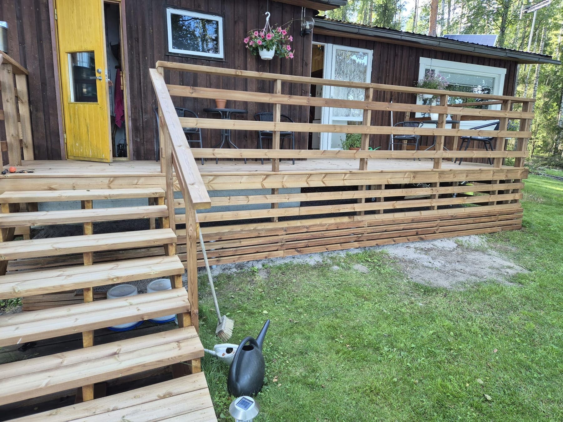 Mökin puuterassi portaineen ja säleikkökaiteineen
